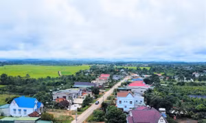Mô hình 5+1 ở Đắk Song (Đắk Nông) đang tạo làn gió mới thúc đẩy mạnh mẽ phong trào thi đua phát triển kinh tế, giảm nghèo một cách bền vững. Trong ảnh: Một góc khu dân cư vùng dân tộc thiểu số ở xã biên giới Thuận Hà.