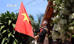 Già làng Y’Siu Byă, buôn Mduk, phường Ea Tam, thành phố Buôn Ma Thuột treo cờ Tổ quốc chào mừng 50 năm Chiến thắng Buôn Ma Thuột, giải phóng tỉnh Đắk Lắk. Ảnh: Tuấn Anh - TTXVN