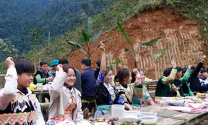 Vui Tết rừng với đồng bào Mông Nà Hẩu