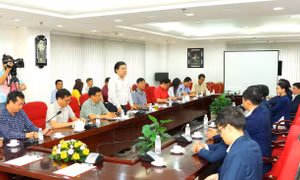 PGS. TS Trần Văn Hưng, Phó Hiệu trưởng Trường Đại học Hùng Vương Thành phố Hồ Chí Minh và ông Nguyễn Quốc Tuấn, Giám đốc Cơ quan TTXVN KVPN ký kết thoả thuận hợp tác.