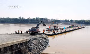 Vụ sập cầu Phong Châu: Lắp đặt lại cầu phao phục vụ người dân đi lại