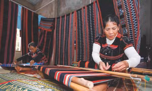 Nhiều hộ gia đình người Pa Kô ở xã Hồng Thượng, huyện A Lưới được vay vốn ưu đãi phát triển nghề dệt thổ cẩm, góp phần gìn giữ nghề truyền thống. Ảnh: Trần Việt