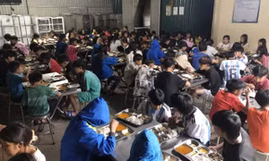 Bữa ăn bán trú tại Trường Phổ thông dân tộc bán trú Tiểu học và Trung học cơ sở Hua Bum, huyện Nậm Nhùn. Ảnh: Nguyễn Oanh-TTXVN