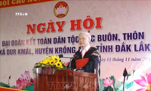  Tổng Bí thư, Chủ tịch nước Nguyễn Phú Trọng nói chuyện với đồng bào dân tộc các Buôn , thôn xã Dur Kmăl, huyện Krông Ana, tỉnh Đắk Lắk. Ảnh: Trí Dũng-TTXVN