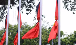 Cờ rủ treo tại khuôn viên vườn hoa Lý Thái Tổ, tưởng nhớ Tổng Bí thư Nguyễn Phú Trọng. Ảnh: Văn Điệp – TTXVN