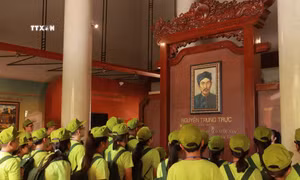 Học sinh Long An tham quan Đền tưởng niệm Anh hùng dân tộc Nguyễn Trung Trực (huyện Tân Trụ, Long An). Ảnh: Đức Hạnh - TTXVN