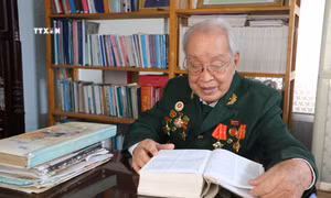 Ông Hoàng Văn Hiển đọc những trang sử hào hùng của dân tộc. Ảnh: Thanh Bình - TTXVN