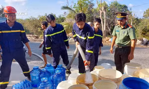 Lực lượng Công an Sóc Trăng tích cực hỗ trợ cấp nước cho người dân vùng hạn mặn