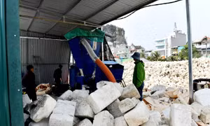 Khu vực dây chuyền gia nhiệt chế biến các phao xốp thành các miếng nhựa đặc. Ảnh: TTXVN phát