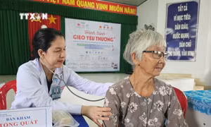 Bác sĩ đến từ các bệnh viện tại thành phố Hồ Chí Minh khám, tư vấn sức khỏe cho người dân trên địa bàn các xã Tân Lợi Thạnh, Tân Hào, Thạnh Phú Đông (huyện Giồng Trôm, tỉnh Bến Tre). Ảnh: Chương Đài - TTXVN