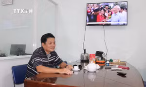 Cựu chiến binh Nguyễn Báu, ngụ khu phố 3, phường Quyết Thắng, thành phố Biên Hòa (Đồng Nai) bày tỏ tình cảm đối với Tổng Bí thư Nguyễn Phú Trọng và tin tưởng vào sự lãnh đạo của Đảng. Ảnh: Sỹ Tuyên - TTXVN