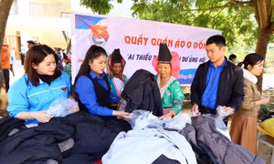 Quầy quần áo 0 đồng tại Chương trình “Xuân gắn kết - Tết sẻ chia” năm 2024. Ảnh: Quang Quyết – TTXVN