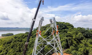 Công nhân PTC3 lắp dựng tại vị trí cột 21 địa bàn huyện Quỳnh Lưu (Nghệ An) đoạn Quỳnh Lưu-Thanh Hóa. Ảnh: Huy Hùng – TTXVN