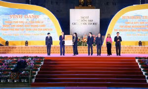 Bà Miki Nozawa, Trưởng Bộ phận Giáo dục, Văn phòng UNESCO tại Việt Nam trao Chứng nhận “Thành phố học tập toàn cầu" cho Thứ trưởng Bộ Giáo dục và Đào tạo Phạm Ngọc Thưởng. Ảnh: Quang Quyết-TTXVN