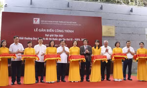 Các đại biểu cắt băng khánh thành tại lễ gắn biển công trình đạt giải Đặc biệt giải thưởng Quy hoạch đô thị Quốc gia lần thứ III đối với Đền thờ Liệt sĩ Chiến trường Điện Biên Phủ. Ảnh: TTXVN phát