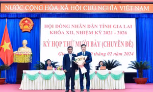 Chủ tịch HĐND tỉnh Gia Lai Hồ Văn Niên tặng hoa chúc mừng ông Nguyễn Tuấn Anh đã được bầu giữ chức Phó Chủ tịch UBND tỉnh Gia Lai nhiệm kỳ 2021-2026. Ảnh: xaydungchinhsach.chinhphu.vn