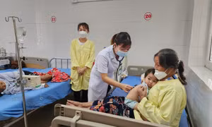 Bác sĩ Đỗ Thị Bích Phương, Khoa Các bệnh nhiệt đới, Bệnh viện Sản Nhi Quảng Ninh, khám cho trẻ mắc cúm B có biến chứng viêm phổi. Ảnh: baoquangninh.vn