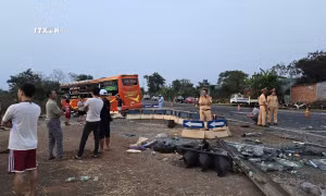 Gia Lai: Va chạm mạnh giữa hai ô tô khách, một người tử vong, 16 người bị thương