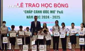 Bình Dương: Trao học bổng cho học sinh mất người thân trong đại dịch COVID-19