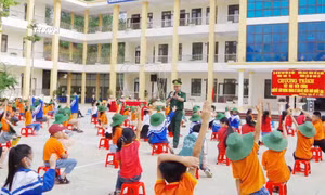 “Tiết học Biên cương” đã khích lệ học sinh tích cực đặt câu hỏi về chủ quyền, an ninh biên giới quốc gia với cán bộ Bộ đội Biên phòng Lai Châu. Ảnh: TTXVN phát