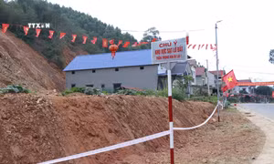 Huyện Yên Bình đã rào chắn, đặt biển cảnh báo nguy hiểm tại khu vực có nguy cơ sạt trượt. Ảnh: Tuấn Anh - TTXVN