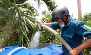 Thanh niên và dân quân là lực lượng túc trực thường xuyên hỗ trợ cấp nước cho người dân vùng hạ huyện Cần Giuộc, tỉnh Long An. Ảnh: Đức Hạnh - TTXVN