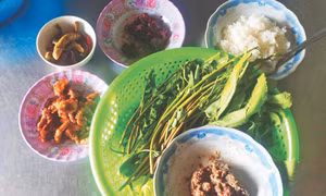 Món mắm Prồ-hốc bằm trong mâm cơm thường ngày của người Khmer. Ảnh: Sơn Cao Thắng