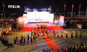 Festival múa sạp “Rực rỡ sắc màu Tây Bắc” năm 2024 có sự tham gia của hơn 3.000 diễn viên quần chúng ở thành phố Yên Bái. Ảnh: TTXVN phát
