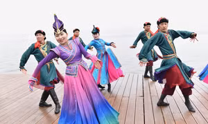 Điệu múa đắm say lòng người của các cô gái dân tộc thiểu số ở Tân Cương, Trung Quốc