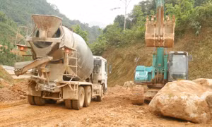 Nhiều máy móc thiết bị được các đơn vị thi công tập trung bố trí trên công trường xây dựng tuyến giao thông trọng điểm thành phố Bắc Kạn - hồ Ba Bể kết nối sang Na Hang, Tuyên Quang. Ảnh: baobackan.com.vn