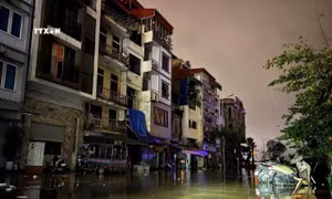 Phố Chương Dương Độ, phường Chương Dương, quận Hoàn Kiếm cắt điện từ tối 10/9. (Ảnh chụp 23h ngày 10/9). Ảnh: Mạnh Hùng - TTXVN