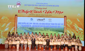 Ninh Bình trao thưởng gần 1,7 tỷ đồng cho học sinh, sinh viên, vận động viên đạt thành tích cao