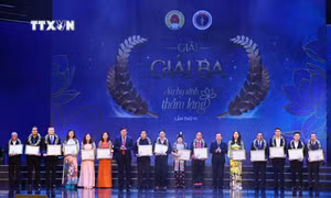 Đồng chí Lại Xuân Môn, Uỷ viên Trung ương Đảng, Phó trưởng ban Thường trực Ban Tuyên giáo Trung ương và ông Đỗ Xuân Tuyên, Thứ trưởng Bộ Y tế trao giải Ba cho các tác giả và chứng nhận cho nhân vật trong các tác phẩm đoạt giải. Ảnh: Thống Nhất – TTXVN