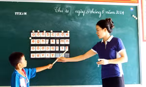 Giáo viên dạy tăng cường tiếng Việt cho học sinh dân tộc thiểu số tại điểm trường lẻ thuộc Trường Tiểu học và THCS xã Thượng Hóa, huyện Minh Hóa. Ảnh: Tá Chuyên – TTXVN