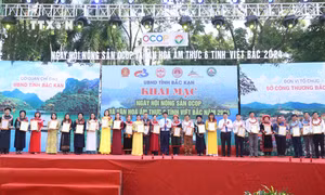 Nhân dịp này, tỉnh Bắc Kạn tổ chức công bố và trao giấy chứng nhận, tôn vinh 27 sản phẩm công nghiệp nông thôn tiêu biểu cấp tỉnh năm 2024. Ảnh: Vũ Hoàng Giang - TTXVN