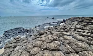 “Gềnh đá đĩa” Quảng Ngãi được thiên nhiên ban tặng với vẻ đẹp hoang sơ, kỳ vĩ. Ảnh: TTXVN phát