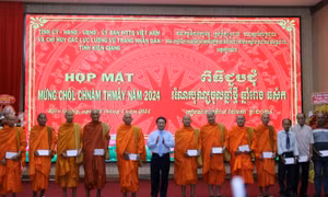 Bộ trưởng, Chủ nhiệm Ủy ban Dân tộc Hầu A Lềnh tặng quà chức sắc, người có uy tín, Mẹ Việt Nam Anh hùng, gia đình chính sách tiêu biểu. Ảnh: Lê Sen - TTXVN