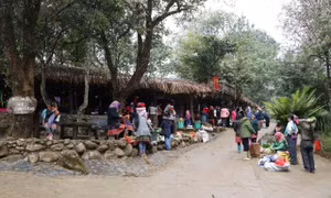 Chợ phiên Sin Suối Hồ họp vào thứ 7 hằng tuần, là không gian sinh hoạt văn hóa cộng đồng của đồng bào dân tộc Mông nơi biên cương Tổ quốc. Ảnh: Việt Hoàng
