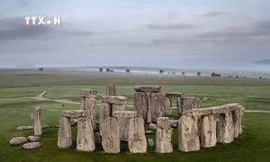 Anh: Du khách đổ xô đến Stonehenge ngắm bình minh ngày Hạ chí