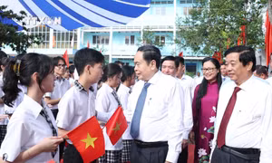 Chủ tịch Quốc hội Trần Thanh Mẫn nói chuyện thân mật với học sinh Trường THPT Phạm Hùng. Ảnh: Thống Nhất - TTXVN