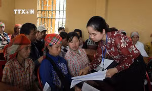 Cán bộ thôn Láo Lý, xã tả Phời (thành phố Lào Cai) tuyên truyền đến người dân về tác hại và hệ lụy của việc hôn nhân cận huyết thống. Ảnh: Quốc Khánh - TTXVN