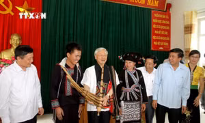 Tổng Bí thư Nguyễn Phú Trọng thổi khèn Mông tại xã Bản Bo, huyện Tam Đường vào tháng 7/2016. Ảnh: TTXVN phát