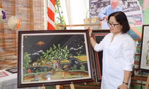 Các sản phẩm của làng nghề thêu ren xã Ninh Hải, huyện Hoa Lư, tỉnh Ninh Bình được trưng bày tại Cuộc thi Bàn tay vàng thêu ren năm 2024. Ảnh: Thùy Dung – TTXVN