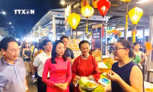 Các đại biểu tham quan gian hàng ẩm thực đến từ tỉnh Quảng Nam. Ảnh: Võ Dung - TTXVN