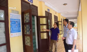 Thanh tra Sở Giáo dục và Đào tạo tỉnh Thanh Hóa kiểm tra phòng thi tại điểm thi trường THPT Đào Duy Từ (TP. Thanh Hoá). Ảnh: Khiếu Tư-TTXVN