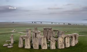 Anh: Du khách đổ xô đến Stonehenge ngắm bình minh ngày Hạ chí