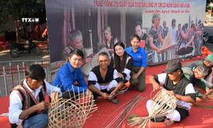 Giới thiệu về nghề đan lát của các đồng bào dân tộc thiểu số huyện Khánh Vĩnh (Khánh Hòa). Ảnh: TTXVN phát