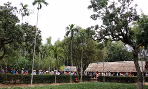 Khách tham quan làng Hoàng Trù, quê ngoại Bác Hồ, thuộc Khu di tích lịch Quốc gia đặc biệt Kim Liên, Nam Đàn (Nghệ An). Ảnh: Văn Tý-TTXVN