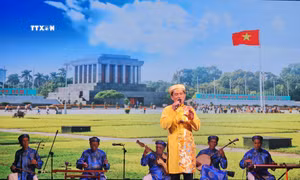 Thí sinh Nguyễn Quang Vinh đạt giải dành cho thí sinh hát về Bác Hồ hay nhất. Ảnh: Đức Hạnh - TTXVN