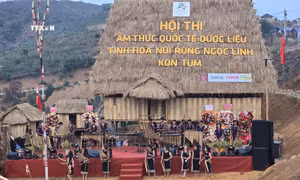 Chương trình nghệ thuật truyền thống của đồng bào Xơ Đăng tại Hội thi. Ảnh: Khoa Chương - TTXVN